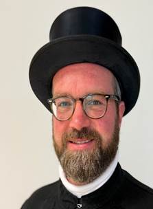 Ein Bild, das Kleidung, Kopfbedeckung, Hut, Menschliches Gesicht enthlt.

Automatisch generierte Beschreibung