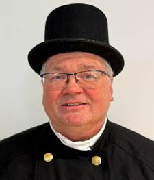 Ein Bild, das Kleidung, Menschliches Gesicht, Hut, Person enthlt.

Automatisch generierte Beschreibung