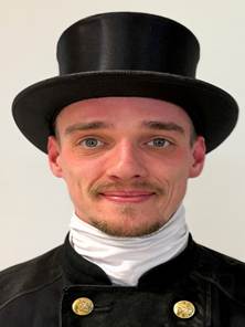 Ein Bild, das Kleidung, Hut, Menschliches Gesicht, Kopfbedeckung enthlt.

Automatisch generierte Beschreibung