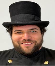 Ein Bild, das Kleidung, Hut, Kopfbedeckung, Menschliches Gesicht enthlt.

Automatisch generierte Beschreibung