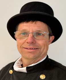 Ein Bild, das Kleidung, Menschliches Gesicht, Person, Lcheln enthlt.

Automatisch generierte Beschreibung