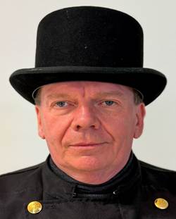 Ein Bild, das Kleidung, Hut, Kopfbedeckung, Menschliches Gesicht enthlt.

Automatisch generierte Beschreibung