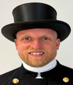 Ein Bild, das Kleidung, Hut, Kopfbedeckung, Menschliches Gesicht enthlt.

Automatisch generierte Beschreibung