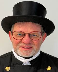 Ein Bild, das Kleidung, Hut, Menschliches Gesicht, Kopfbedeckung enthlt.

Automatisch generierte Beschreibung