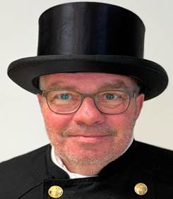 Ein Bild, das Kleidung, Hut, Kopfbedeckung, Menschliches Gesicht enthlt.

Automatisch generierte Beschreibung