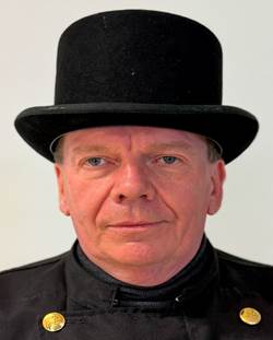 Ein Bild, das Kleidung, Hut, Kopfbedeckung, Menschliches Gesicht enthlt.

Automatisch generierte Beschreibung
