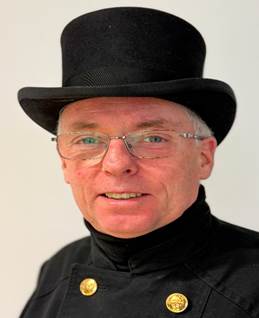 Ein Bild, das Kleidung, Hut, Menschliches Gesicht, Person enthlt.

Automatisch generierte Beschreibung